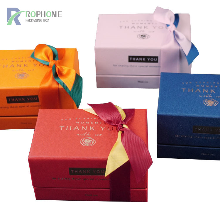 boîte d'emballage cadeau avec ruban